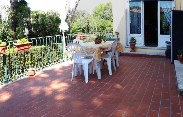 terrazza-sul-retro-della-villa